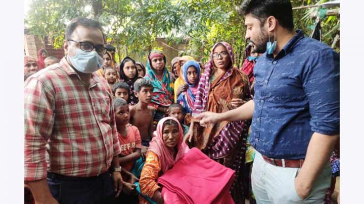 ৫ বছর ধরে ময়লার ভাগাড়ে বৃদ্ধা, ছেলের ঘরে তুলে দিলেন ইউএনও - the Bengali Times