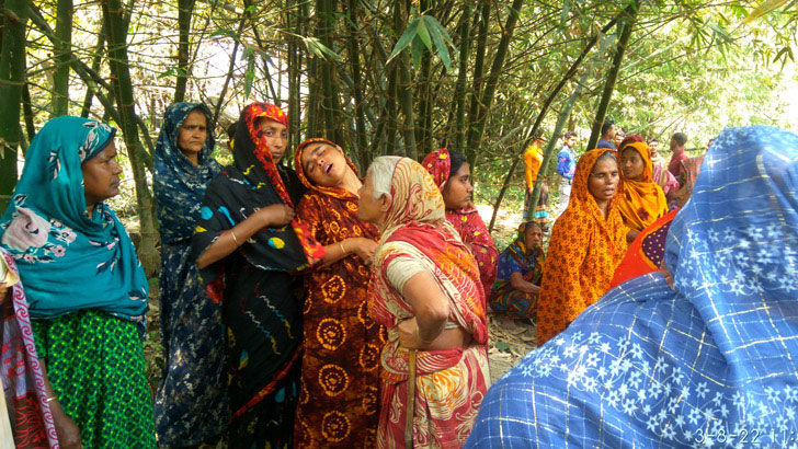 ঝগড়ার পর দিনদুপুরে গৃহবধূকে কুপিয়ে হত্যা, আটক স্বামী - the Bengali Times