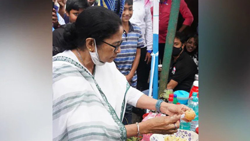 ওকে ফুচকা দাও, পয়সা আমি দেব: বাংলাদেশি পর্যটকের উদ্দেশে মমতা