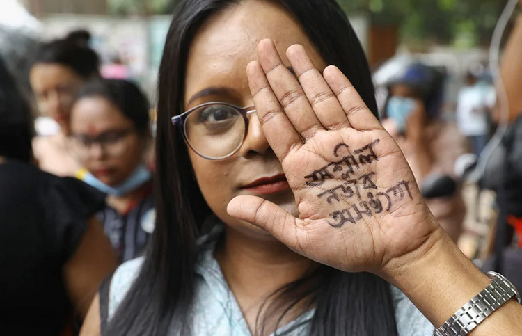 নজর সামলে রাখুন, স্লোগান লিখে হাইকোর্টের সামনে তরুণীদের বিক্ষোভ