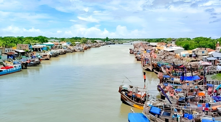 উত্তাল সাগরে ডুবলো ১১ ট্রলার, নিখোঁজ ৩৪ জেলে