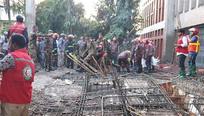 জেলা পরিষদের নতুন ভবনের ছাদ ভেঙে হতাহত ৭