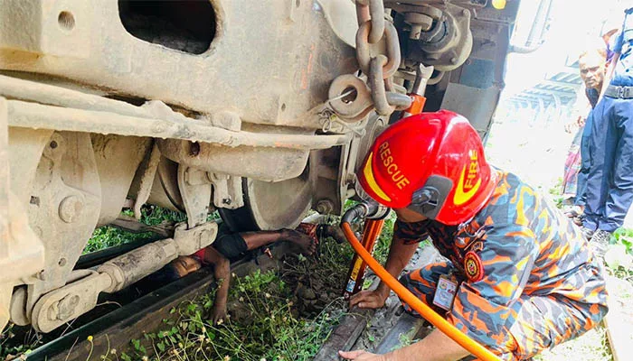 ট্রেনের ইঞ্জিনের নিচ থেকে শিশু উদ্ধার