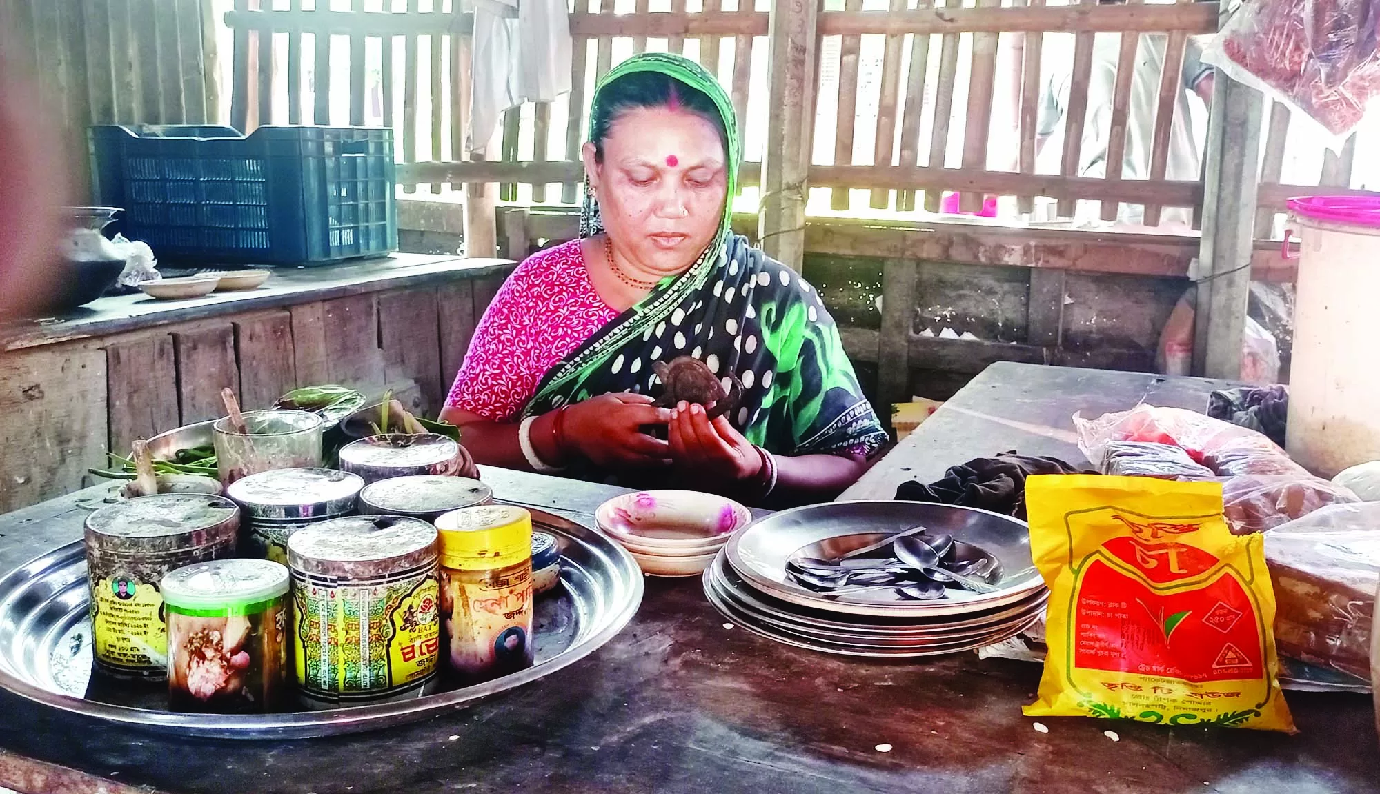 দিনাজপুরের ইউপি সদস্য ছায়া রানীর সংসার চলে চা-পান বিক্রি করে - the Bengali Times