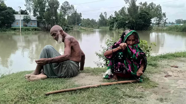 যমুনা ভাঙল ঘর, ছেলেরা দিল না আশ্রয়: বৃদ্ধ মা-বাবার ঠাঁই কবরস্থানে