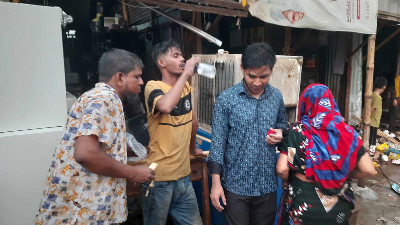 আগুনে পুড়েছে ঘর, ধ্বংসস্তূপে দাঁড়িয়ে ইফতার করলেন তারা - the Bengali Times