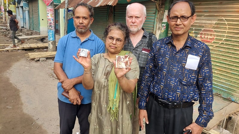 মা-বাবার সন্ধানে খুলনার পথে পথে ঘুরছেন ডেনমার্কের নারী