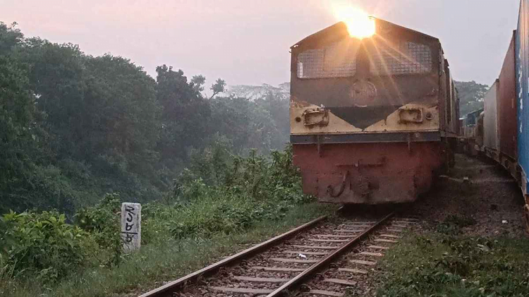 যেভাবে ডা. নাজনীনের সহযোগিতায় চলন্ত ট্রেনে সন্তান জন্ম