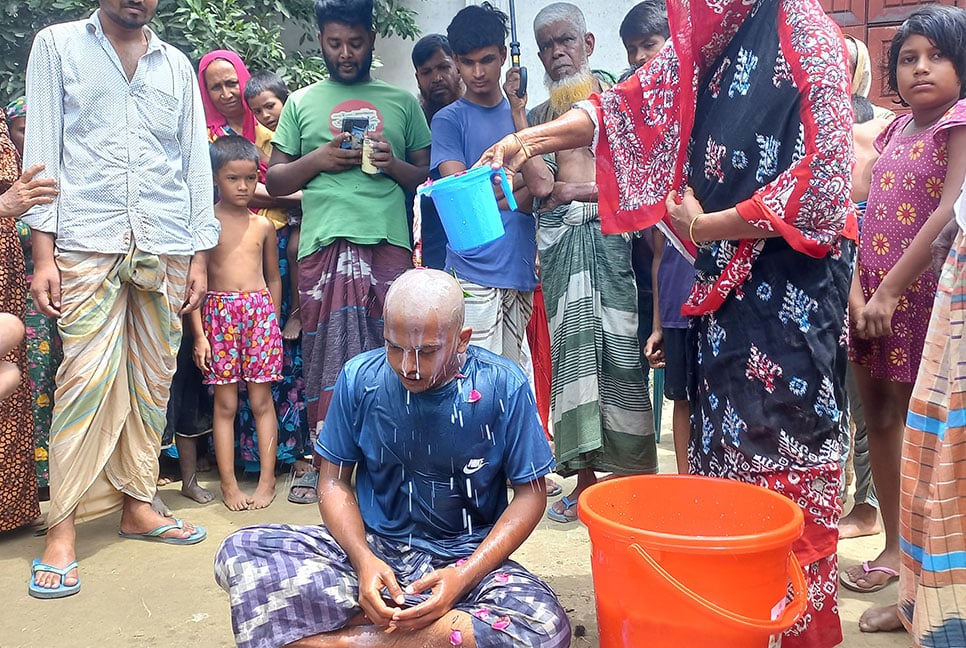 প্রেমিকার অন্যত্র বিয়ে, মাথা ন্যাড়া করে দুধ দিয়ে যুবকের গোসল