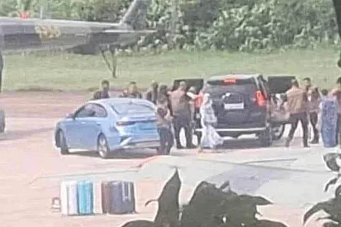 শেখ হাসিনা বাড়তি কাপড়, নিত্যব্যবহারের জিনিসও সঙ্গে নিতে পারেননি - the Bengali Times