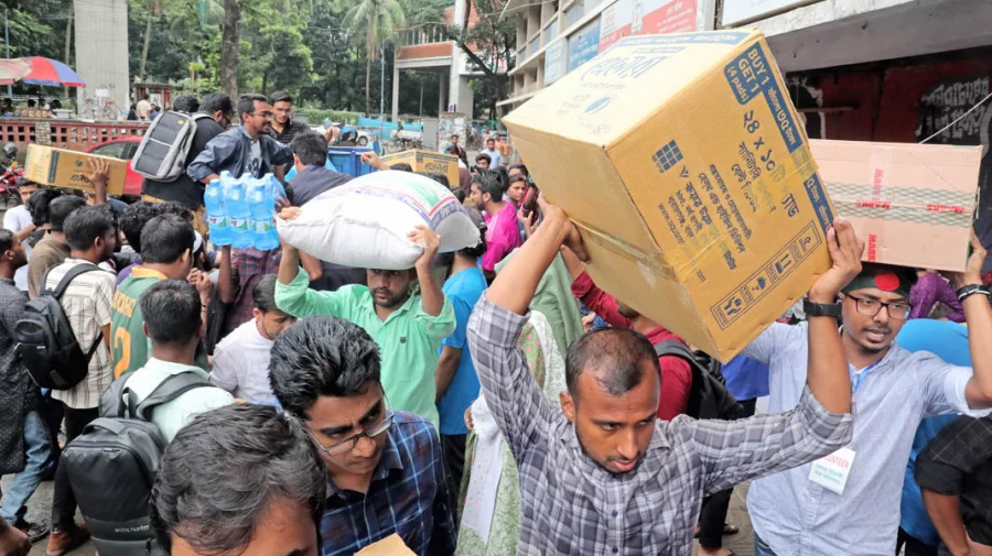 সাত থেকে ষাটোর্ধ্ব, টিএসসিতে ত্রাণ দিতে পিছিয়ে নেই কেউ