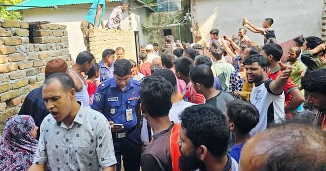 পরকীয়া প্রেমিকের সঙ্গে আপত্তিকর অবস্থায় স্ত্রী, অতঃপর...