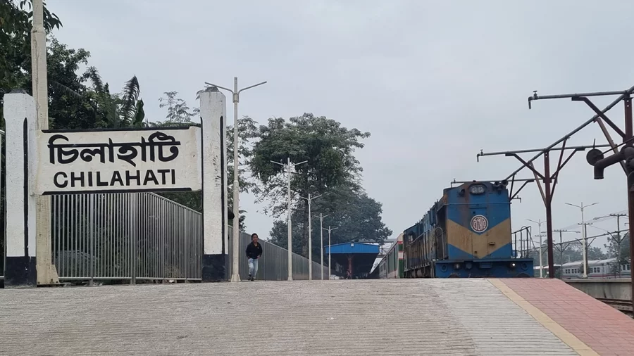 ট্রেন ছাড়ার পূর্বে চালক জানলেন এক নারী আত্মহত্যা করবেন!