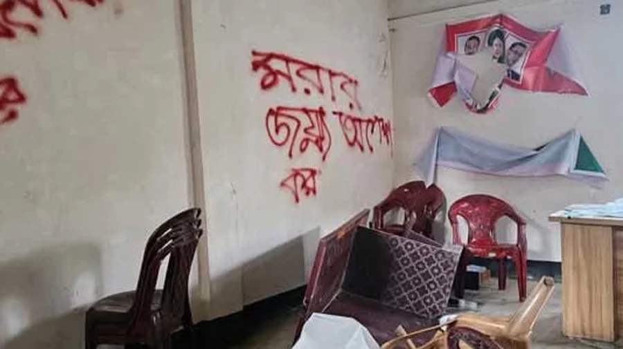 বিএনপি কার্যালয় ভেঙে দুর্বৃত্তরা লিখল ‘মরার জন্য অপেক্ষা কর’